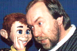 Das Foto zeigt den Bauchredner Jürgen Kellner aus Nümbrecht mit einer seiner Puppen
