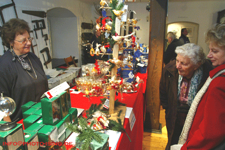 Das Foto zeigt einen Stand auf dem Nikolausmarkt 2005 mit historischem Weihnachtszubehör