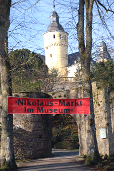 Foto des Schlosses mit dem Banner "Nikolaus-Markt im Museum" (Foto: OBK) 