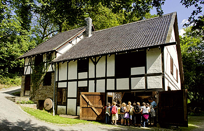 Schulklasse vor Gaderother Mühle (Foto: Stefan Arendt, Rechte: LVR)
