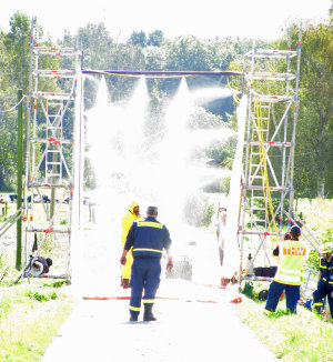 Eine Fahrzeugschleuse zur Dekontamination musste während der Übung eingerichtet werden (Foto:OBK) 