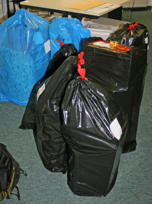 Die Geschenke wurden in Müllsäcken zum Kreishaus nach Gummersbach transportiert. (Foto: OBK)