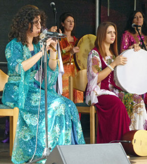 Internationale Live-Musik auf den Bühnen: die kurdische Frauenmusikgruppe "Die Stimme der Natur" (Foto:OBK) 