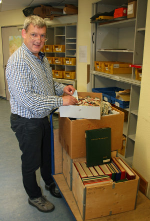 Poststellen-Leiter Frank Behrendt hat in den vergangenen Tagen einige Alben, Schuhkartons und Kisten mit Briefmarken entgegengenommen. (Foto: OBK)