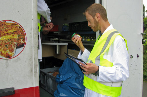 Sorgfältig prüfen die Mitarbeiter des Oberbergischen Kreises, ob die Lebensmittel ordnungsgemäß transportiert werden. (Foto: OBK)