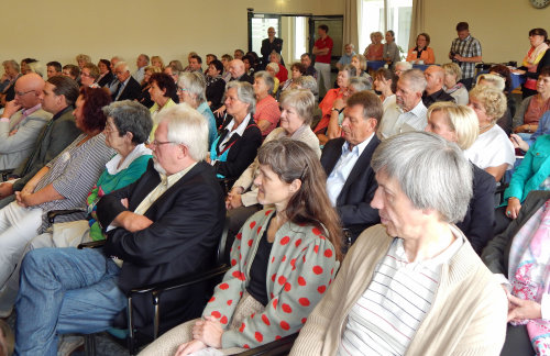 Rund 100 Zuhörer verfolgten die Veranstaltung in der Dr. Becker Rhein-Sieg-Klinik in Nümbrecht. (Foto: OBK)