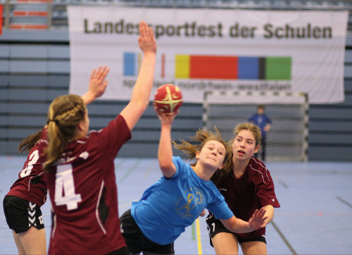 Die Spielerinnen des Homburgischen Gymnasiums aus Nümbrecht kämpften ebenfalls um die Fahrt nach Berlin zum Bundesfinale. (Foto: OBK)