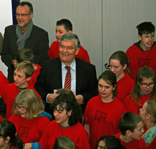Landrat Hagen Jobi und Schulleiter Joachim Schöpe ließen sich von den singenden Kindern begeistern (Foto:OBK)