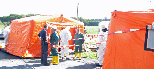 Feuerwehr und THW errichteten bei der Übung Personenschleuse zur Dekontamination (Foto:OBK)