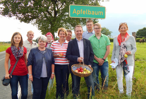 Der Ort Apfelbaum liegt direkt neben Birnbaum in Gummersbach an der L 307. Kreisdirektor Jochen Hagt (4. von rechts) brachte den Anwohnern frische Äpfel und Birnen mit. (Foto: OBK)