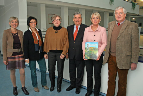 Die neue Schulrätin Maria Engelhard (2. von r.) unterstützt Angelika Freund (2. von l.) sowie Ulla Barth (3. von l.) und wird von Landrat Hagen Jobi (M.), Sozialdezernent Dr. Jorg Nürmberger (r.) und Schulamtsleiterin Anke Koester (l.) im Amt begrüßt. (Foto: OBK)