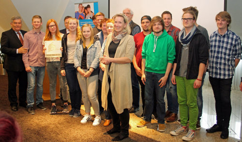 Schüler- und Lehrergruppe der Gesamtschule Reichhof freuten sich über die erneute Zertifizierung ihrer Gesamtschule (Foto:OBK).