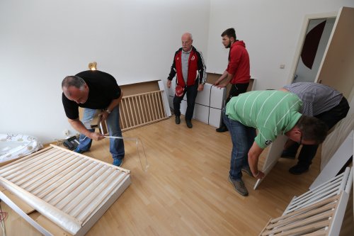Mitglieder des Marienheider Schützenvereins bauten die Kinderbetten in den Zimmern auf. (Foto: OBK)