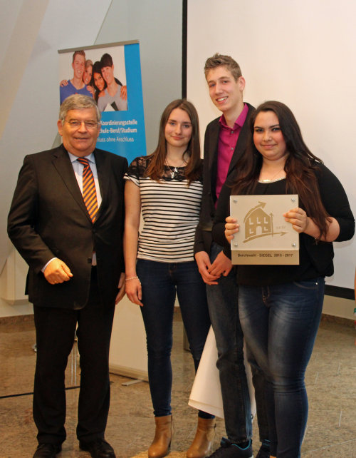 Die Schülerinnen und Schüler der Erich Kästner Schule sind stolz auf ihre erneute Auszeichnung (Foto:OBK).