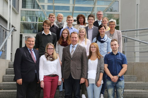 Begrüßung vor dem Kreishaus: Die neuen Auszubildenden der Oberbergischen Kreisverwaltung 2015 (Foto:OBK)