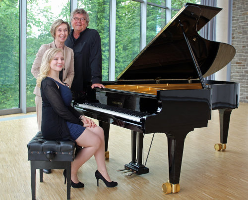 Freuen sich auf besondere Klavierabende im Schloss: die Pianistin Nadia Singer, Museumsdirektorin Dr. Gudrun Sievers-Flägel und Rezitator Lutz Görner (Foto:OBK) 