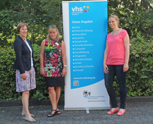 Die VHS-Leiterin Renée Scheer (v.l.) begrüßte die neuen Abteilungsleiterinnen Karin Schmidt und Alexandra Przibilla.(Foto: OBK)