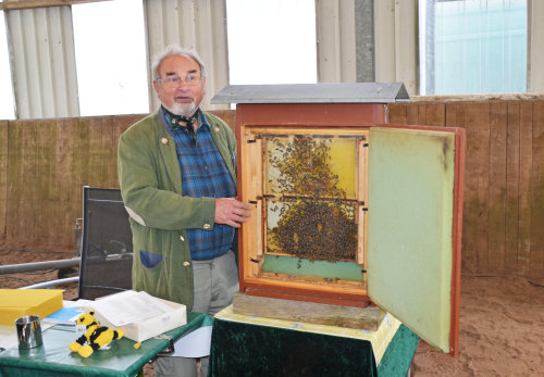 Informationen zur Bienenzucht gab es an einem Schaukasten. (Foto: OBK)