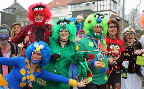 Die jecken Wiever entführen Kreisdirektor und Landrat zu "Jobis Muppets Shows" (Foto:OBK)