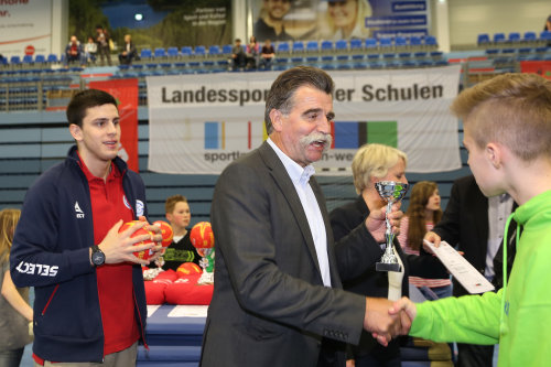 Zur Siegerehrung bei den Jungen kam Weltmeister-Trainer Heiner Brand vorbei und gratulierte ebenso wie VfL-Spieler Srdjan Predragovic. (Foto: OBK)