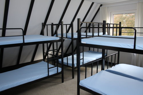 Doppelstockbetten und Mehrbettzimmer sind für Alleinreisende vorgesehen. Familien werden gemeinsam untergebracht.(Foto: OBK)