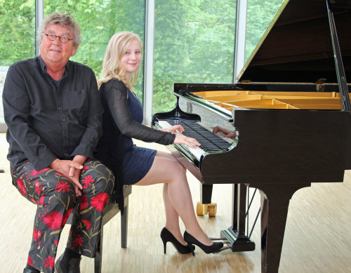 Lutz Görner (70) und Nadia Singer (23) wollen den Gästen mit ihren Klavierabenden "roten Backen" bescheren (Foto:OBK) 