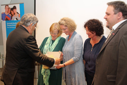 Landrat Hagen Jobi nahm die Auszeichnung der Jakob-Moreno-Schule im Beisein von Jury-Mitglied Björn Rose vor (Foto:OBK).
