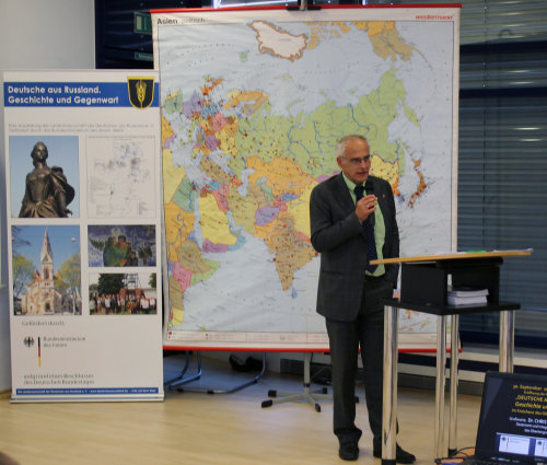 Dr. Christian Dickschen stellt bei der Eröffnung Bezüge zur aktuellen Flüchtlingslage her (Foto:OBK).