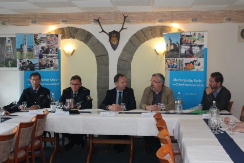 In der Pressekonferenz berichteten Kreisdirektor Jochen Hagt (Mitte), Bürgermeister Stefan Meisenberg (2.v.r.), Jürgen Dzuballe (1.v.l) und Rainer Gosebruch (2.v.l) über die vorangegangen Arbeiten. (Foto: OBK)