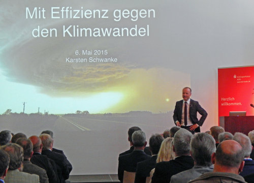 Der prominente Meteorologe Karsten Schwanke bei seinem Impulsvortrag (Foto:OBK).