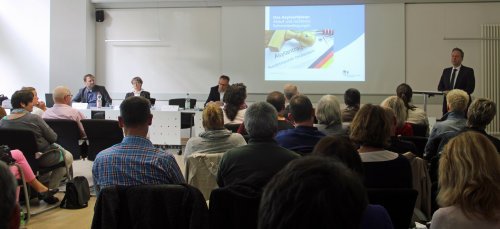Kreisdezernent Klaus Grootens moderierte die Info-Veranstaltung (Foto:OBK).