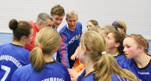 Die Gummersbacher Handballerinnen zählten zu den jüngsten Mannschaften, präsentierten sich aber als Team und bekamen Tipps von VfL-Profi Andreas Heyme. (Foto: OBK)