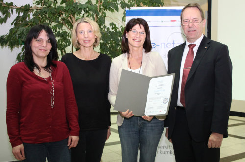 Landrat Jochen Hagt überreichte die Auszeichnung an das AWO Seniorenzentrum Wiehl(Foto:OBK).