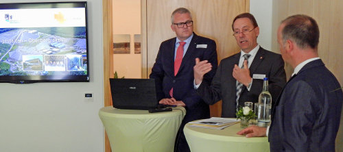 Udo Buschmann, stellvertretendes Vorstandsmitglied der Kreissparkasse Köln; Kreisdirektor Jochen Hagt und Meteorologe Karsten Schwanke beim angeregten Talk (Foto:OBK). 