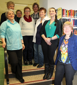 Büchereileiterin Ingeborg Henrich (r.), seit Bibliotheksgründung im Dienst, ist stolz auf ihr Team. (Foto: OBK) 