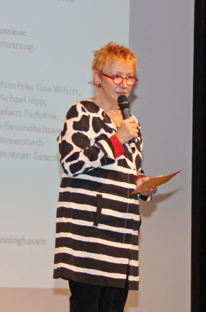 Die Journalistin Cornelia Benninghoven moderierte die Veranstaltung. (Foto: OBK)