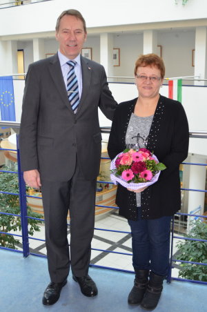 Landrat Jochen Hagt gratulierte Evenlin Gross zum 25-jährigen Dienstjubiläum. (Foto: OBK)