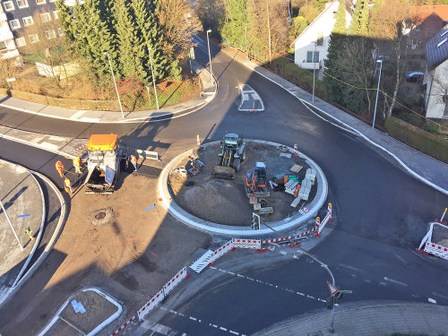 Der neue Kreisverkehr im Knotenpunkt in Hückeswagen-Wiehagen nimmt Form an.(Foto: OBK)