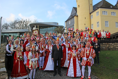 16 Karnevalsvereinigungen samt Schmölzchen fanden sich beim Tollitätenemfpang auf Schloss Homburg ein. (Foto: OBK)