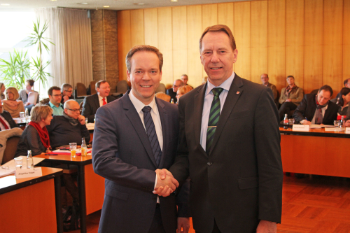 Mach seiner Wahl zum Kreisdirektor nimmt Klaus Grootens (l.) die Glückwünsche von Landrat Jochen Hagt entgegen. (Foto: OBK)