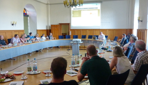 Die Wirtschaftsförderung des Oberbergischen Kreises informierte im Ratssaal der Stadt Hückeswagen über digitale Auftragsvergabe von Behörden. (Foto: OBK) 