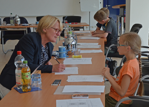 Schulrätin Maria Engelhard löste die Aufgaben mit Lina Boschmann aus Bergneustadt. (Foto: OBK)