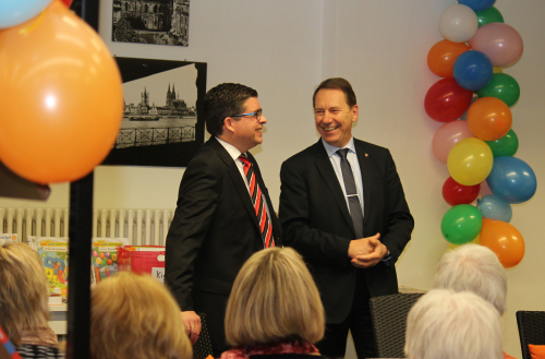 Landrat Jochen Hagt (r.) und Bürgermeister Frank Helmenstein setzen sich gemeinsam für den gesicherten Fortbestand der Bibliothek ein. (Foto: OBK)