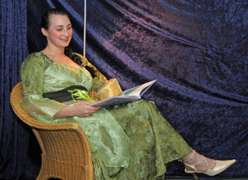 Engagiert für die kleinen Bibliotheksgäste: Jessica Pallach liest Kindern in der Rolle einer Prinzessin vor (Foto: OBK)