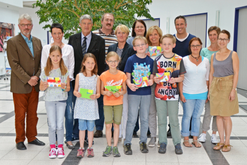 Die erfolgreichen Mathe-Asse mit ihren stolzen Eltern und Lehrern, den Vertretern des Oberbergischen Kreises und den Wettbewerbs-Koordinatoren für den Oberbergischen Kreis. (Foto: OBK)