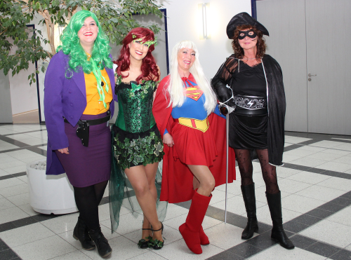 Carolin Porsch als Joker , Nina Guist als Poison Ivy, Rosemarie Müller als Superwoman und Dominique von der Linde als Zorro haben den Kreishaussturm gemeinsam mit Susanne Drögemeyer (fehlt hier) organisiert.(Foto: OBK)