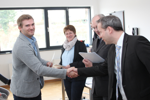 Die Vertreter von AGewiS, dem Gesundheitsamt des Oberbergischen Kreises und des Märkischen Kreises gratulierten den Absolventen. (Foto: OBK)