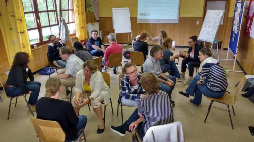 Die Schulung fand bereits 2016 in Wiehl statt. Damals wurden Gesprächssituationen nachgespielt und methodische Ansätze der Gesprächsführung erprobt. (Foto: OBK)