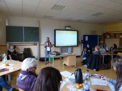Referentin Stefanie Überjahn berichtete über den Einsatz von Tablets als Lehr- und Lernwerkzeug. (Foto: OBK)