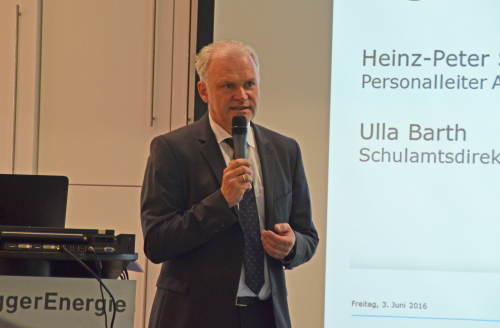 Heinz-Peter Schröder, Personalleiter AggerEnergie, begrüßte die Anwesenden in den Räumen der AggerEnergie. (Foto: OBK)
